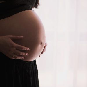 image femme enceinte qui tient son ventre