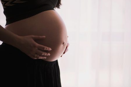 image femme enceinte qui tient son ventre	
